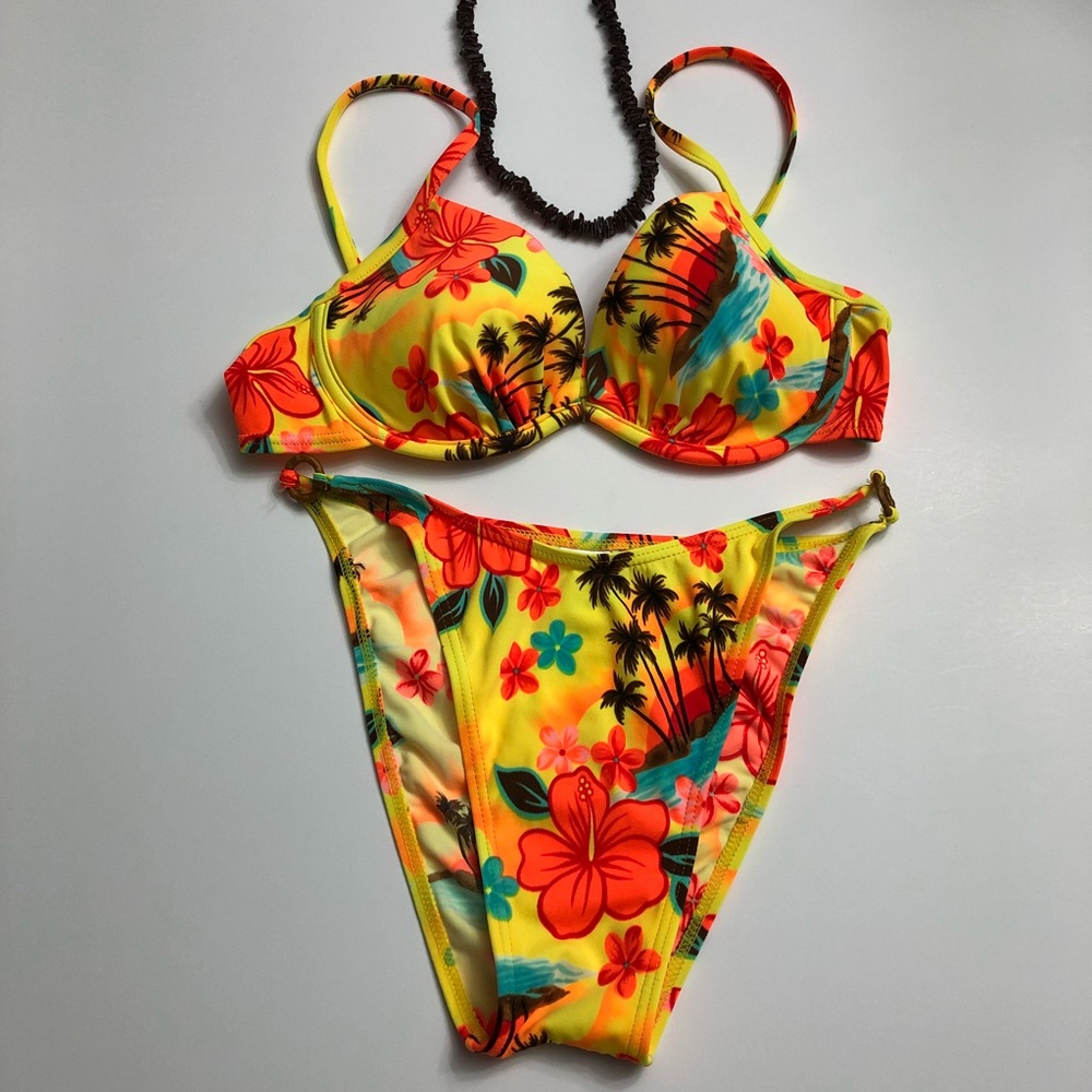 Hawaiian yellow bikini